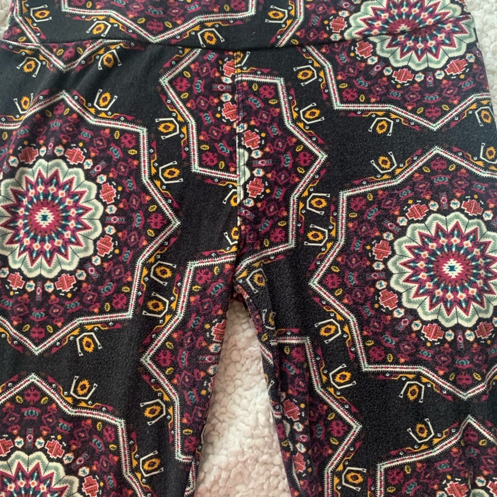 Lularoe OS leggings black and burgundy pattern